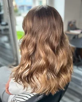 Braune Wellen mit natürlichem Balayage – Ergebnis bei JM The Cut