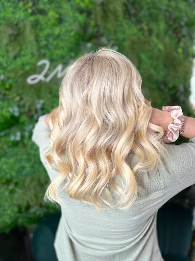 Helle Blondtöne mit Wellen – Coloration bei JM The Cut