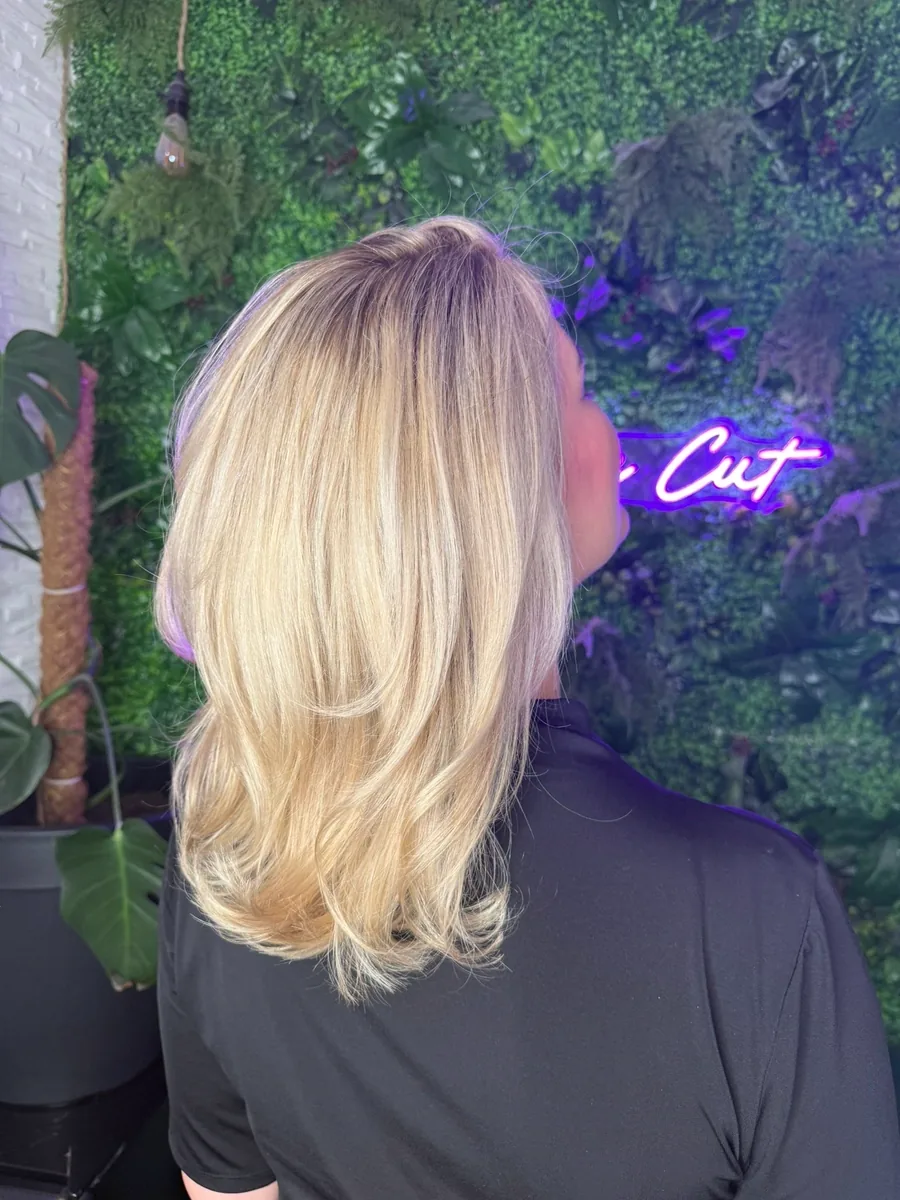 Goldblond mit weichen Stufen – Blond-Coloration bei JM The Cut