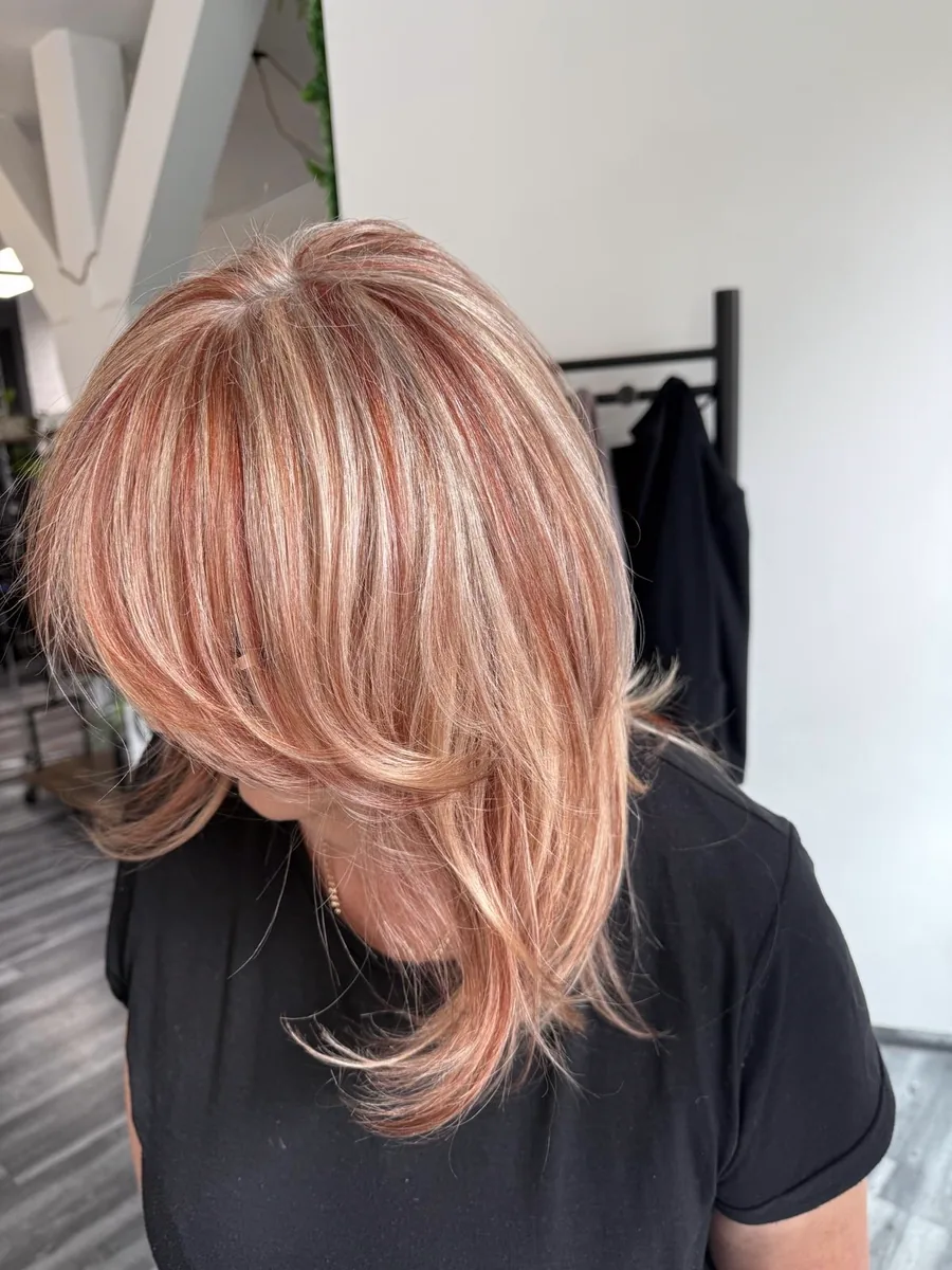 Rosé-Blond mit gestuftem Schnitt – Coloration und Schnitt bei JM The Cut