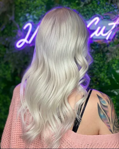 Platinblond mit weichen Wellen – Blondierung bei JM The Cut
