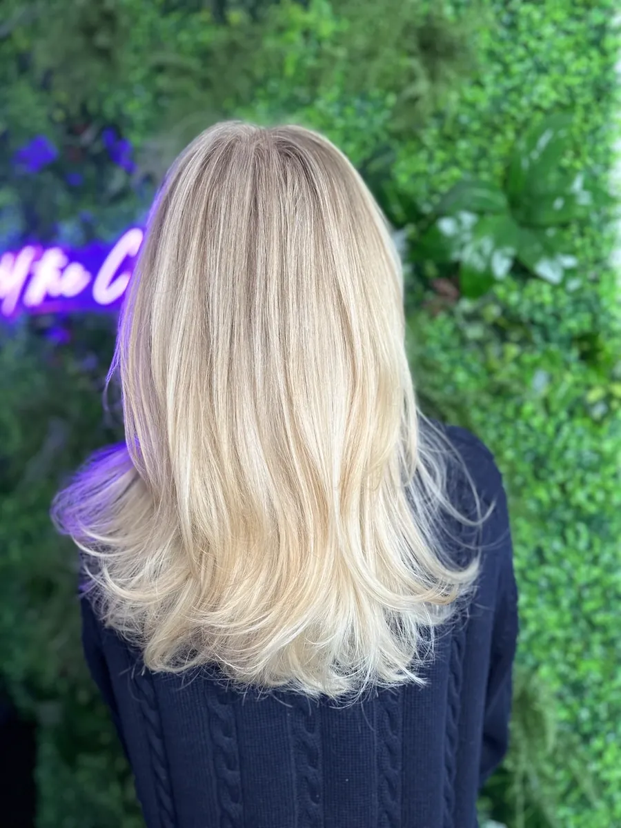 Helles Blond mit Stufenschnitt – Coloration bei JM The Cut in Schwäbisch Hall